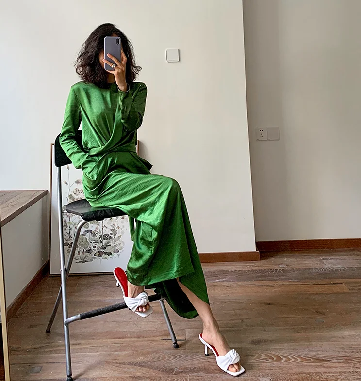 Женское атласное платье макси изумрудно-зеленое с перекрученным поясом