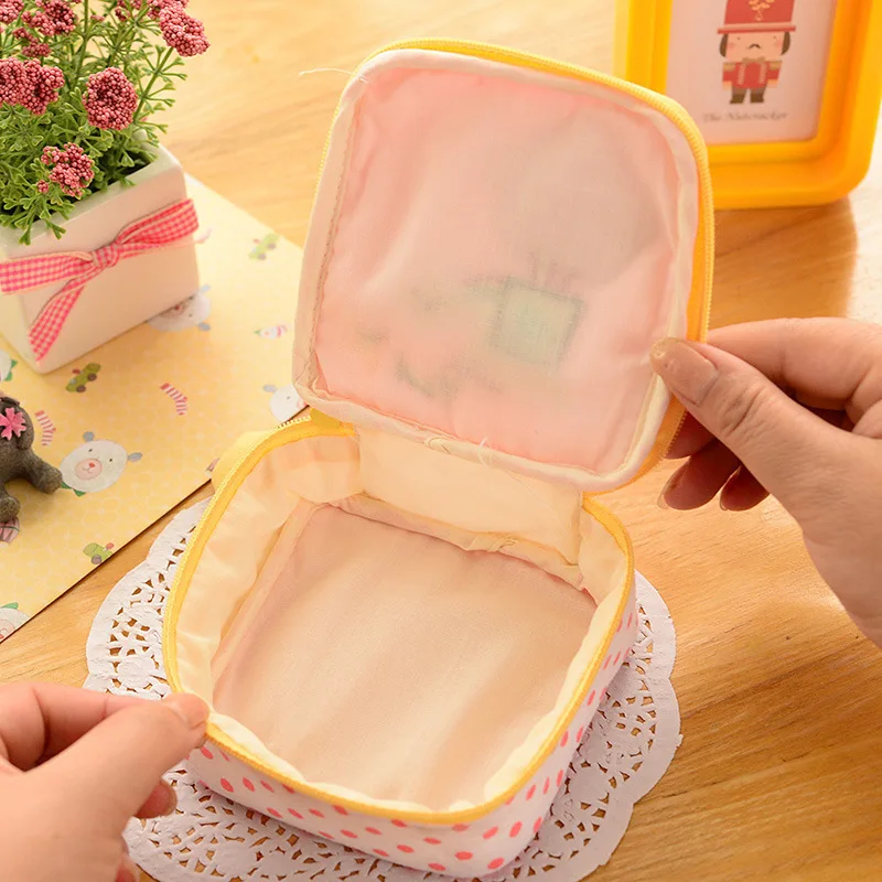 Прекрасный мультфильм молния положить тампон принять посылка гигиенический