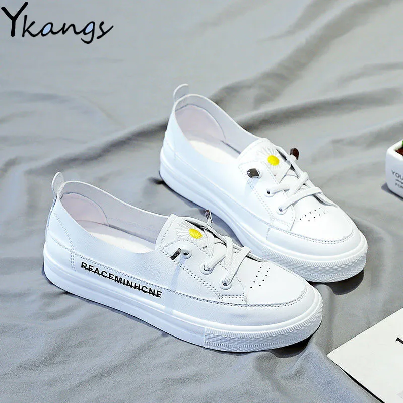 

2020 Summer New Breathable low platform sneakers women letter Flower embroidery pu leather Walking Loafers White flat slip shoes