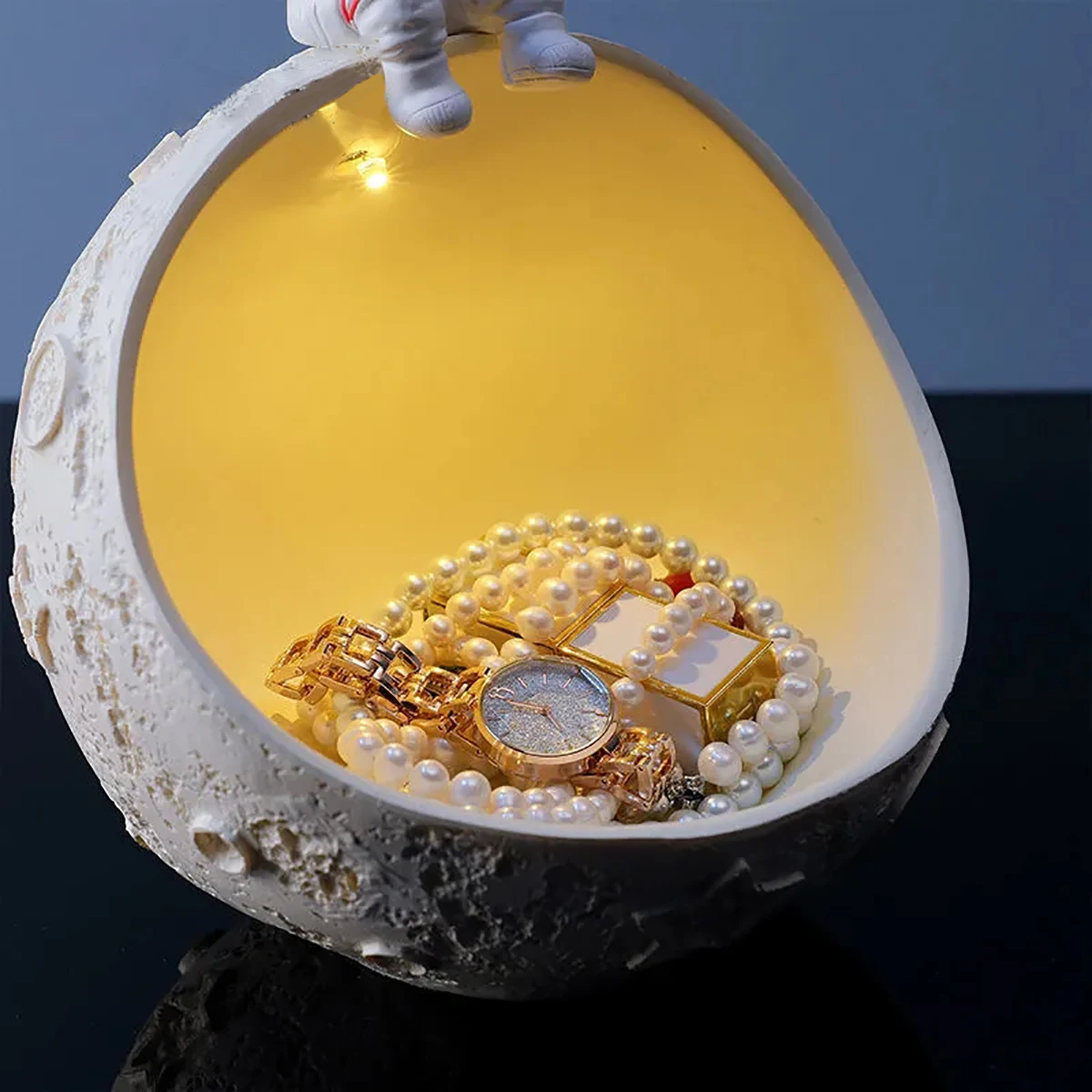 

Astronaut Organizer Key Cell Phone Chocolate Candy Storage Basket Home Decoration Living Room Ornament