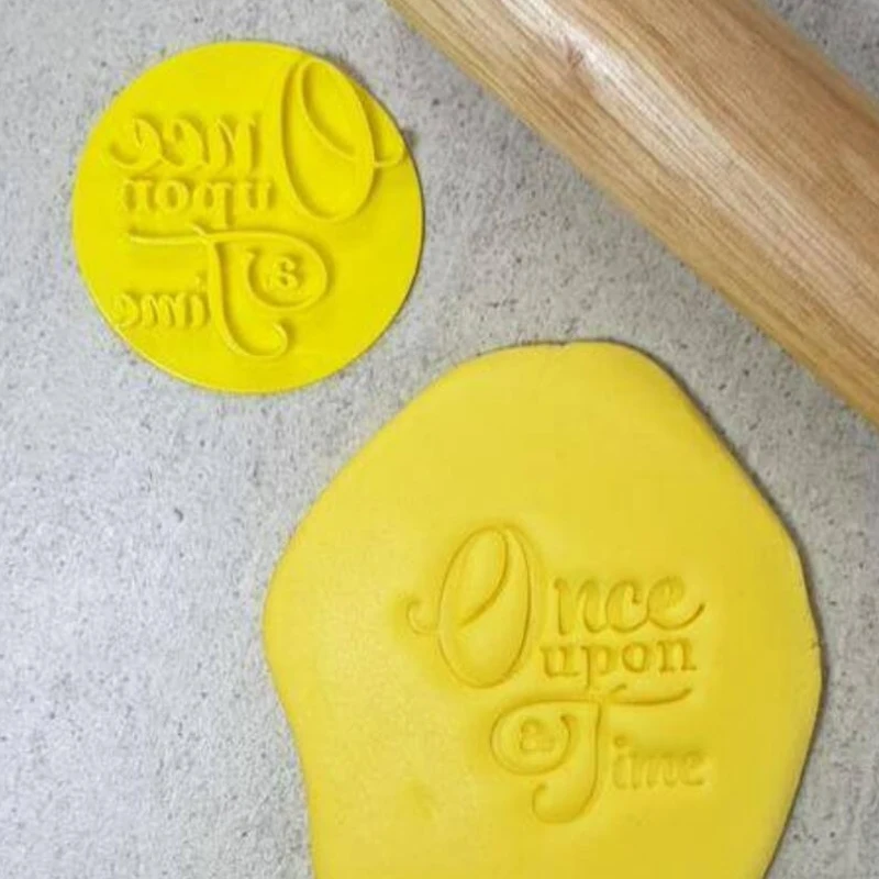 Мерцающая маленькая звезда с детскими следами мальчик девочка день рождения