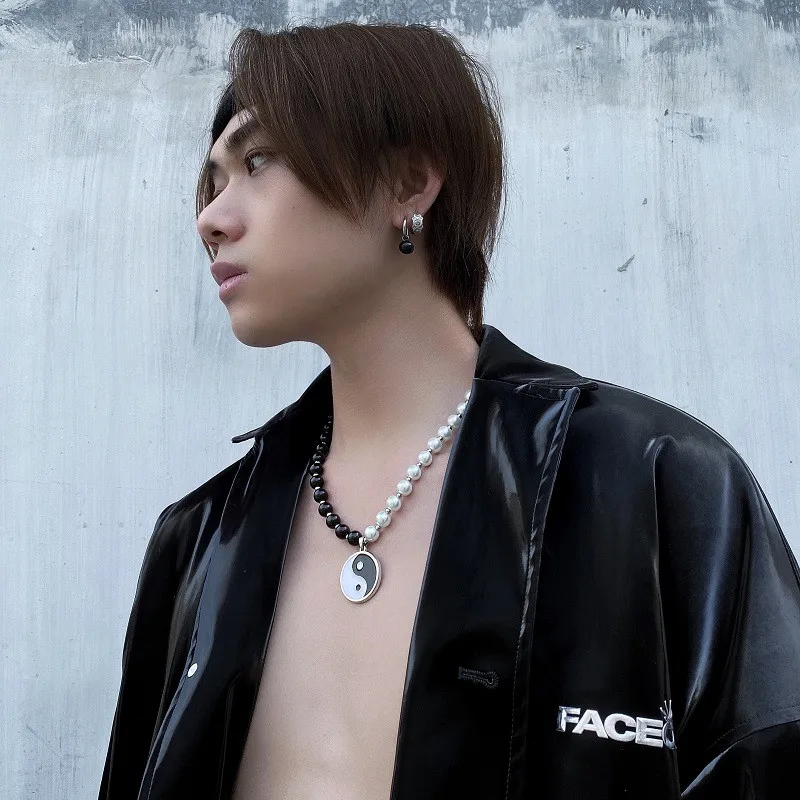 

Fashion Dark Tai Chi Yin Yang Gossip Black and White Pearl Couple Pendant Necklace Hip Hop Fashion Accessories Hangzhi 2021