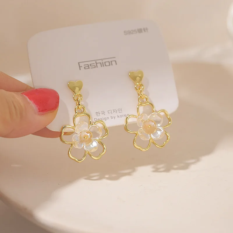 

Punk Girl Earrings 2021 Fashion New Earrings Acrylic Small Fresh Small All-match Three-dimensional White Flower Earrings Bangtan