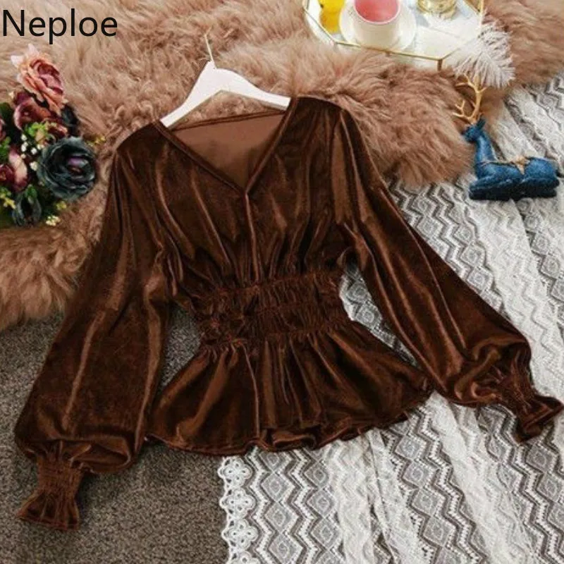 Женская блузка с v образным вырезом и оборками короткая из плотного шелка