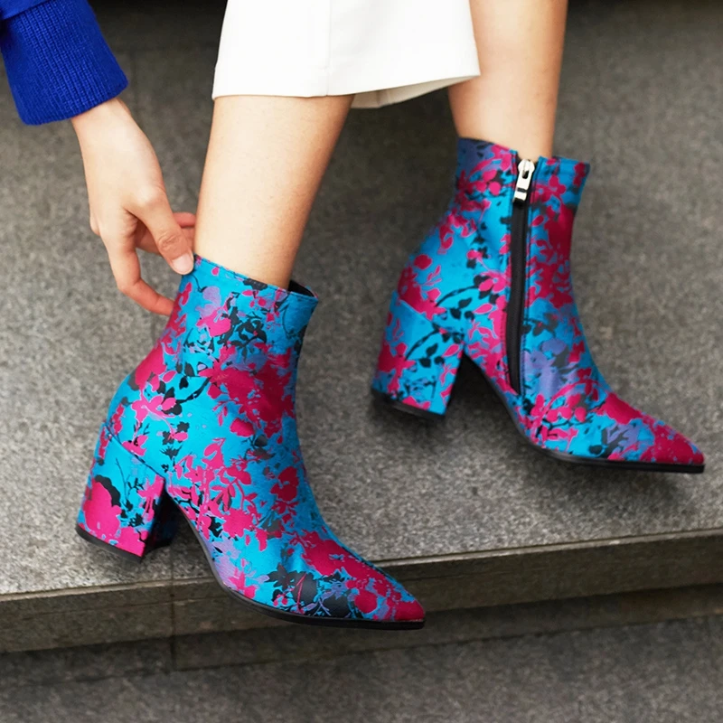 Высококачественные женские ботинки из флока Разноцветные ботильоны с вышивкой