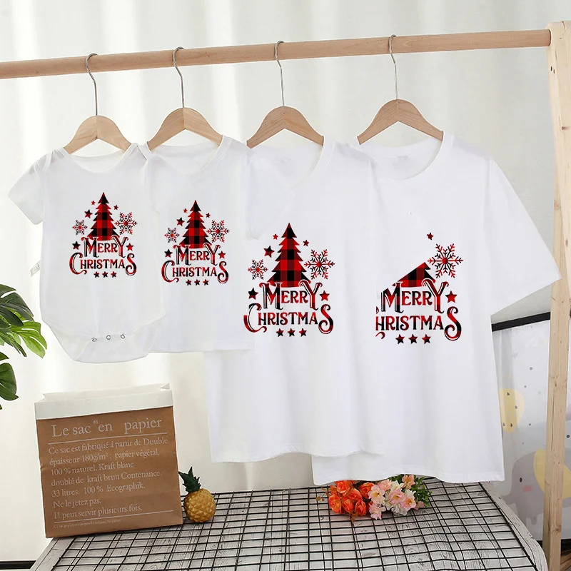 

Футболка с рисунком рождественской елки и снежинки