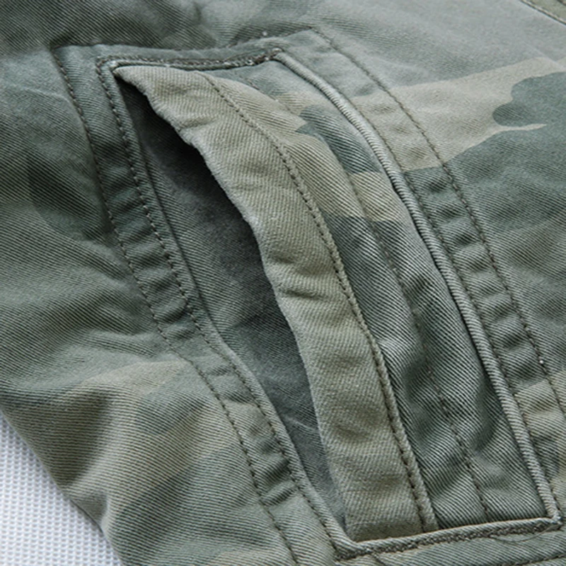 Мужская джинсовая куртка камуфляжной расцветки спортивная в стиле милитари с