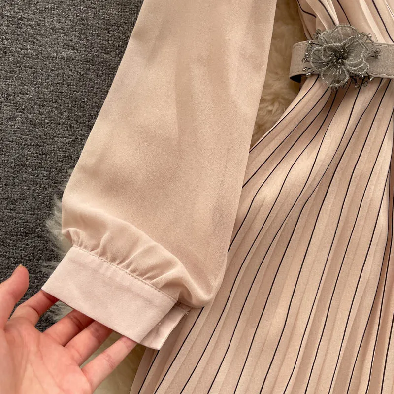 

Blue/Beige Chiffon Pleated Long Dress Women Vintage V-Neck Puff Sleeve Draped Vestidos Female High End Vacation Robe 2021 New