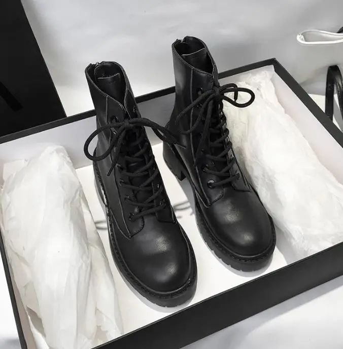 Черные короткие ботинки на высоком каблуке женские осенне зимние мотоциклетные