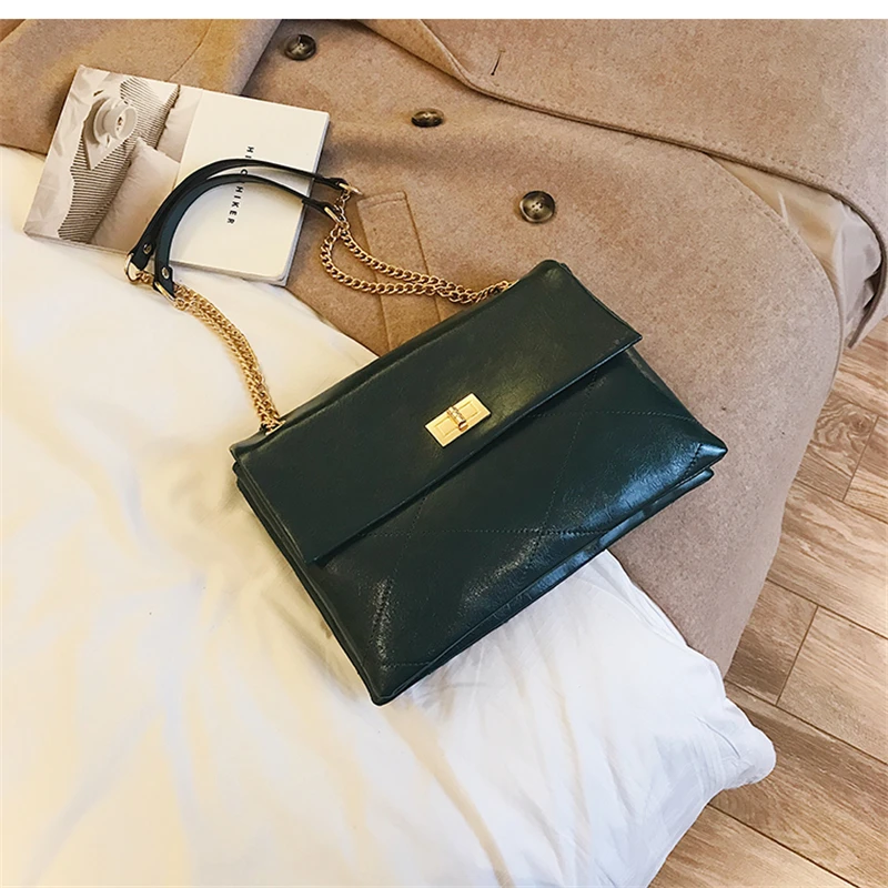 Сумка-конверт женская винтажная кожаная модный саквояж на плечо с цепочкой