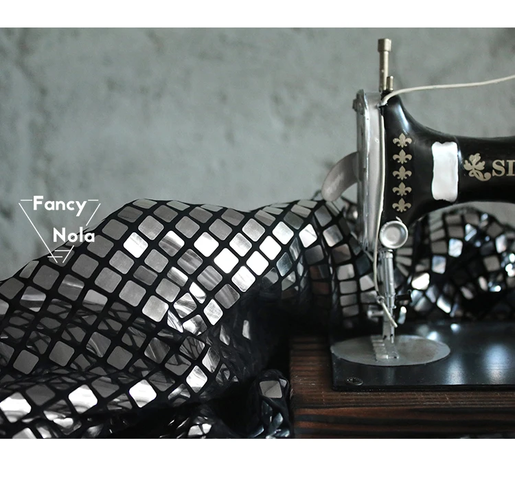 Серебряная квадратная блестящая односторонняя стрейчевая ткань ширина 140 см