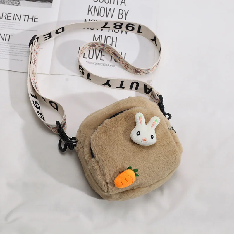 Женская сумка-мессенджер на плечо новинка 2020 осенняя и зимняя меховая маленькая