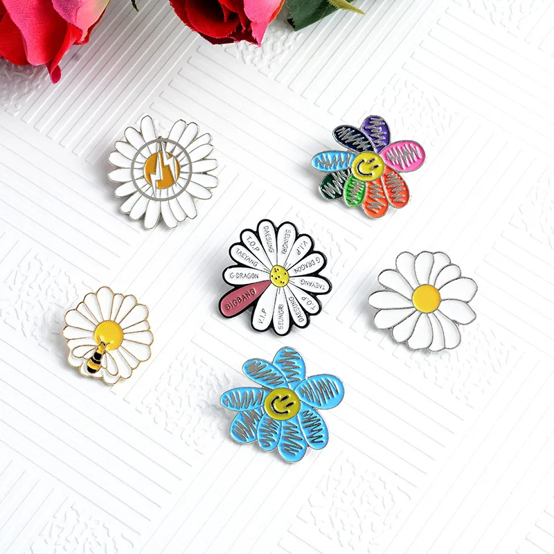 

Daisy Lightning Floral Enamel Pins Sweety Flower Brooches Cute Peace Badge Buckle Kpop Jewelry gift for Fans Girl friends