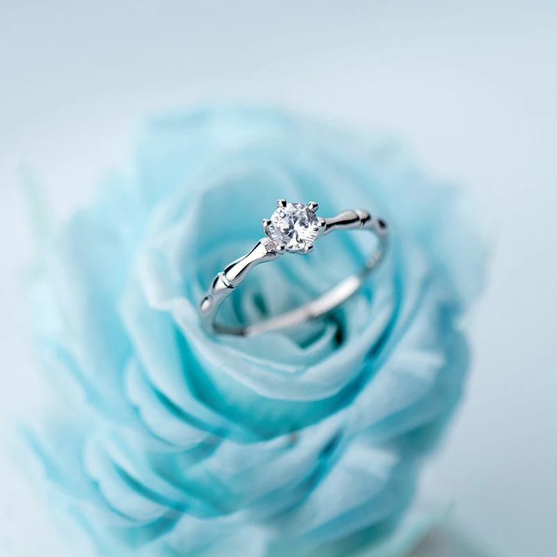 

Кольцо женское из серебра 925 пробы, с фианитами