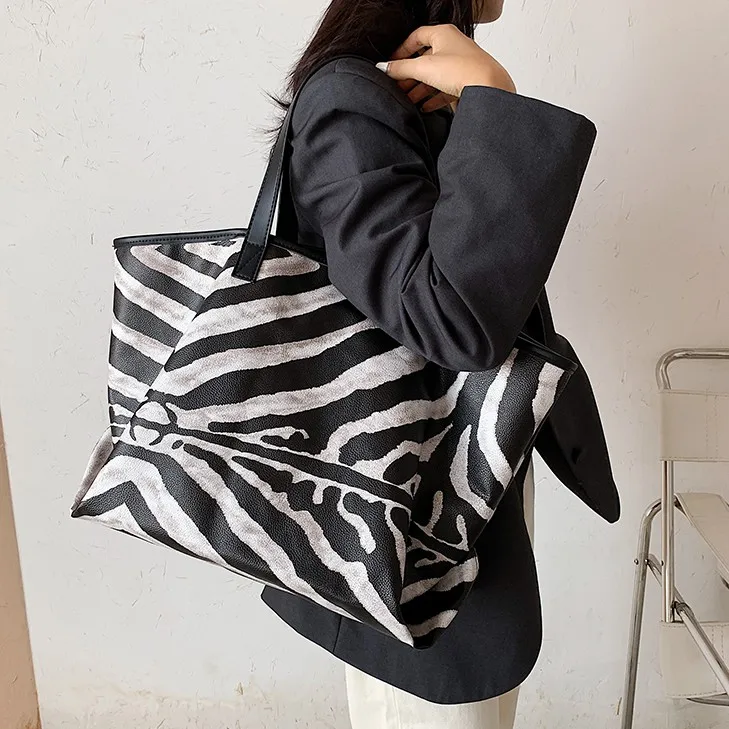 Сумка-мессенджер на плечо в черно-белую полоску вместительная Повседневная