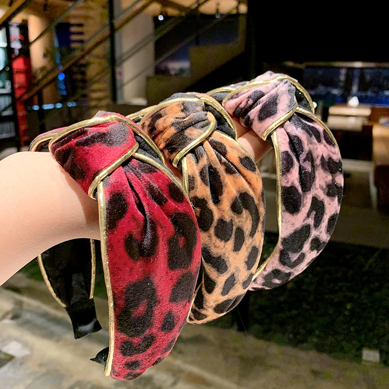 Женская элегантная леопардовая повязка на голову с золотыми линиями и узлом