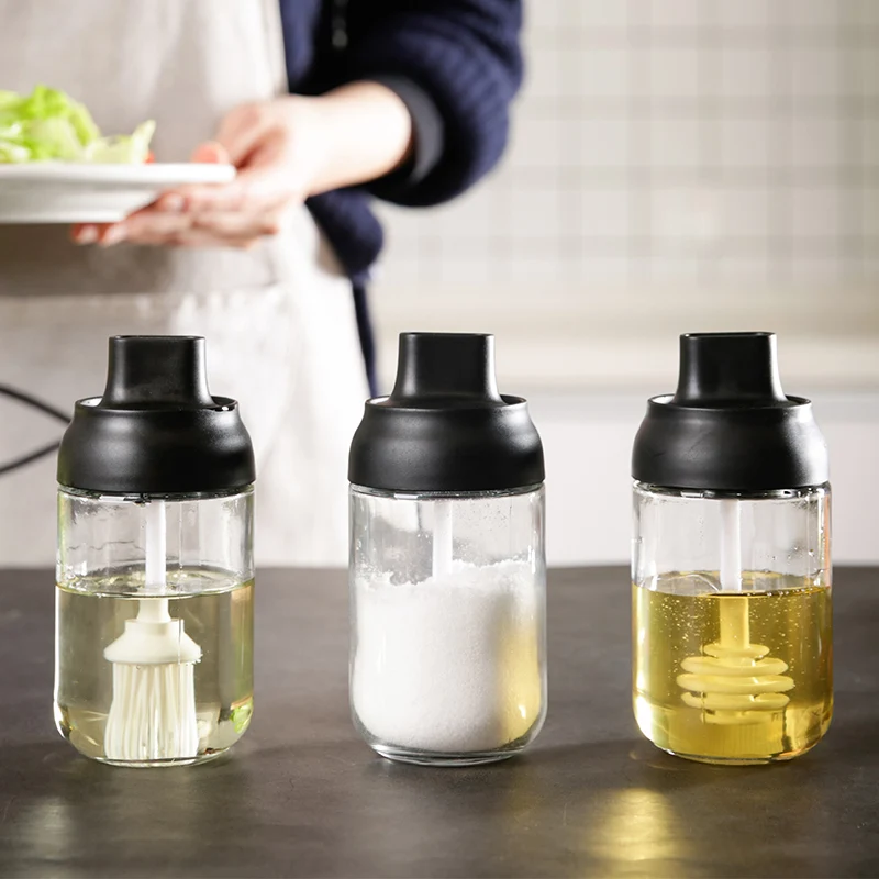 Стеклянная баночка для приправ дома создает искусственную прозрачную баночку