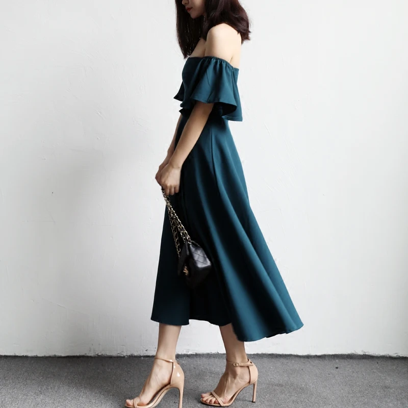 Женское облегающее платье с широким рукавом открытыми плечами и поясом