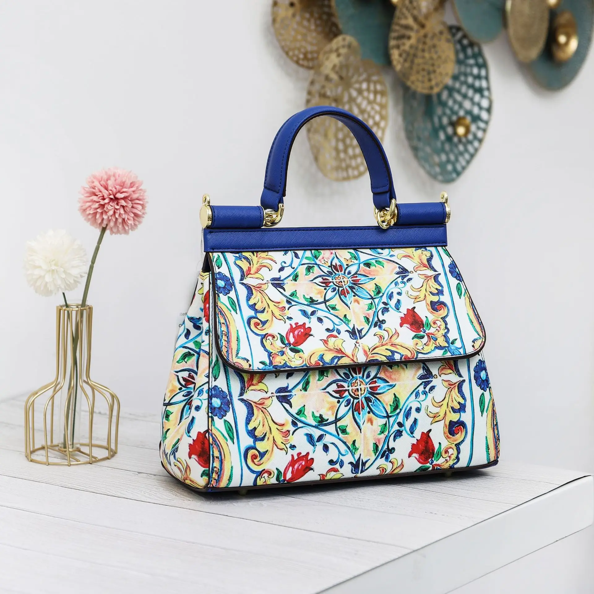 

2021 lady's luxury leather bag lady's handbag brand lady's messenger bag famous brand handbag lock flip lady's bag