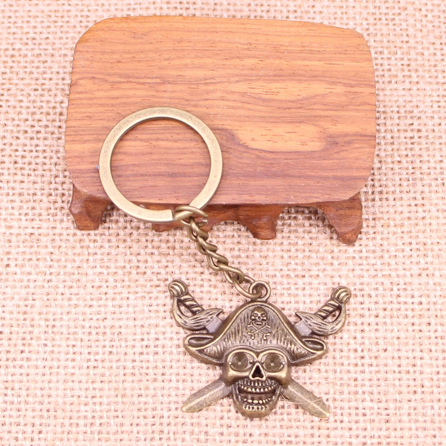 20pcs New Fashion Keychain 45x34mm pirate skull and cross swords Pendants DIY Men Jewelry Car Key Chain Souvenir For Gift | Украшения и