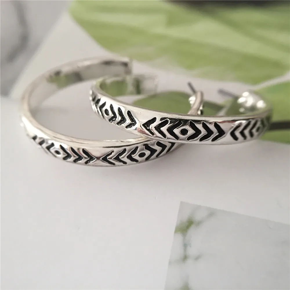 Повседневные женские серьги золотого цвета черные текстурированные кольца для