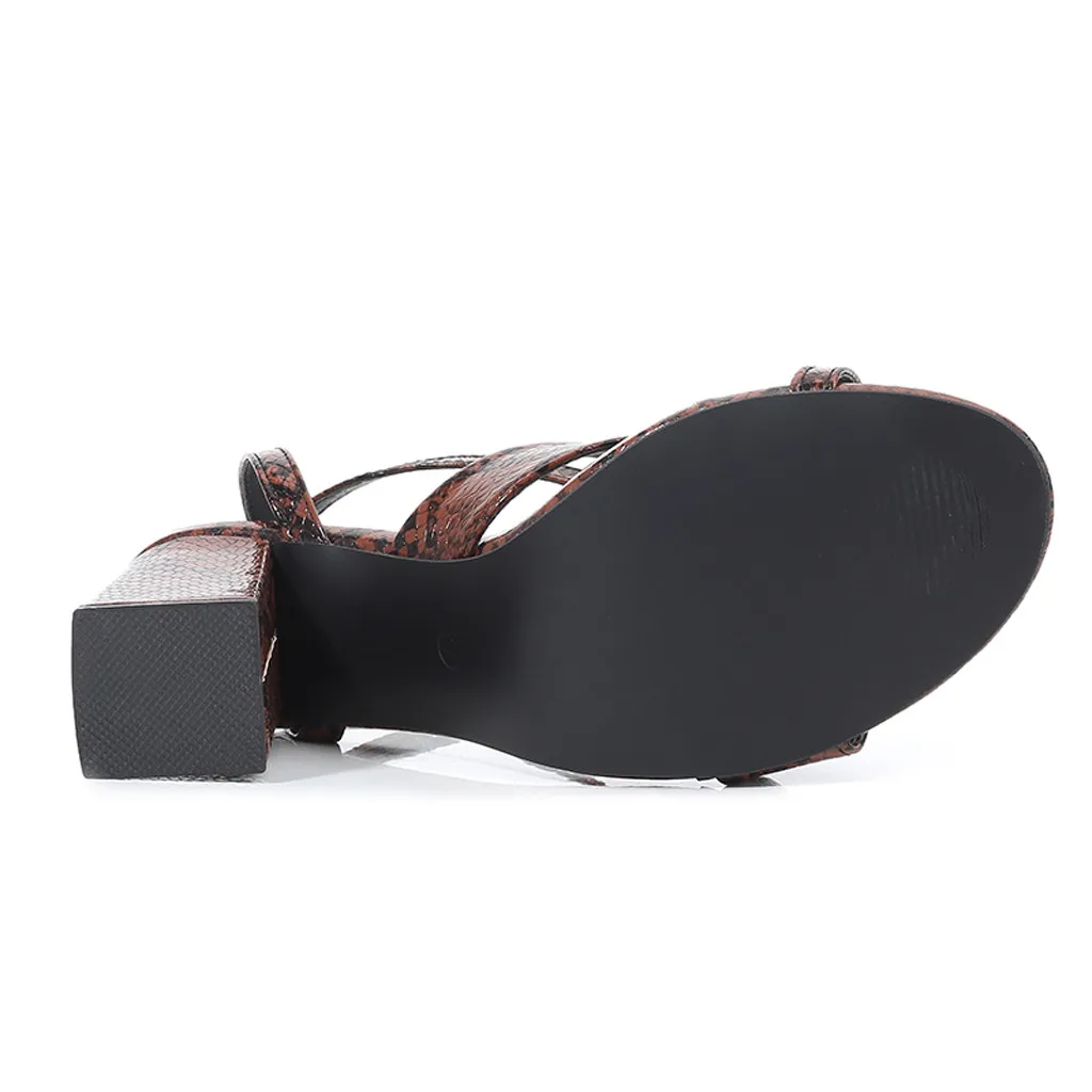 Женские босоножки с ремешком на щиколотке и змеиным принтом квадратном каблуке