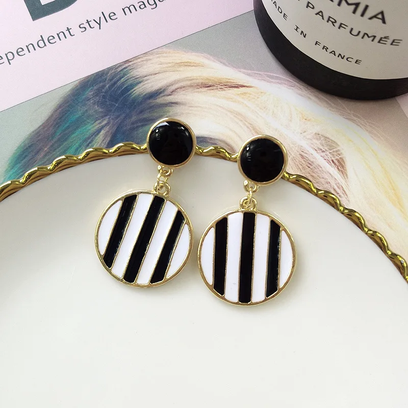 Женские Простые круглые серьги подвески черно белые геометрические эффектные