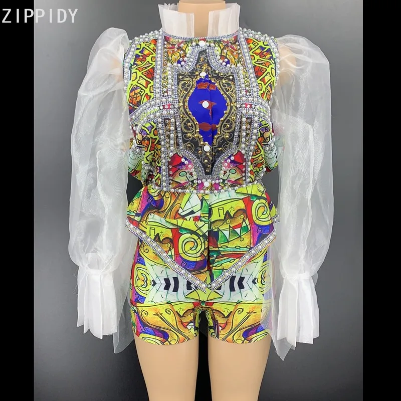 Женская короткая рубашка с рисунком граффити украшенная камнями и жемчугом