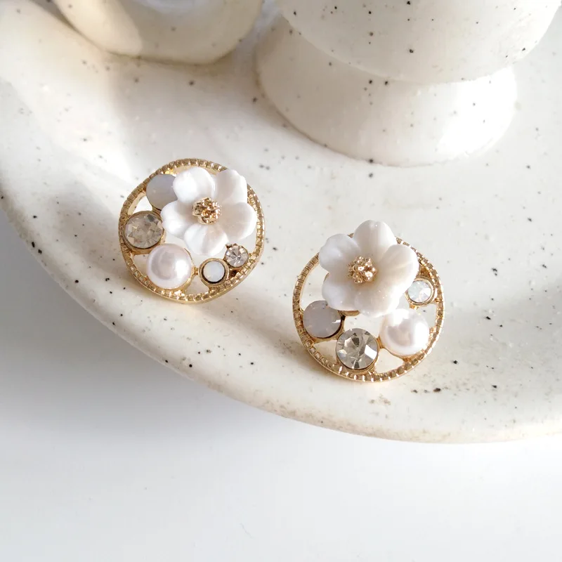 Fresh Minimalist Design Spring Flower Fairy Earrings Non Pierced Ears Clip Sweet Gentle Shell Small Flower Clip Earrings No Hole