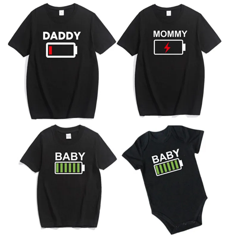 Family Matching Clothes Daddy Mom and Me Baby Boy Girl T-shirt Funny Battery Print Look Outfit | Мать и ребенок