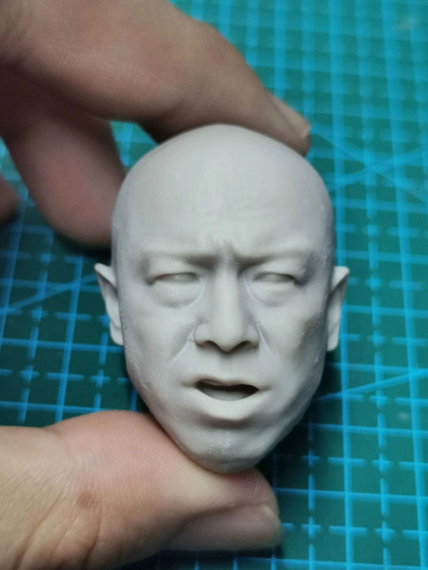 

Неокрашенная мужская модель головы в масштабе 1/6, похожая на Bo Huang, для тела 12 дюймов