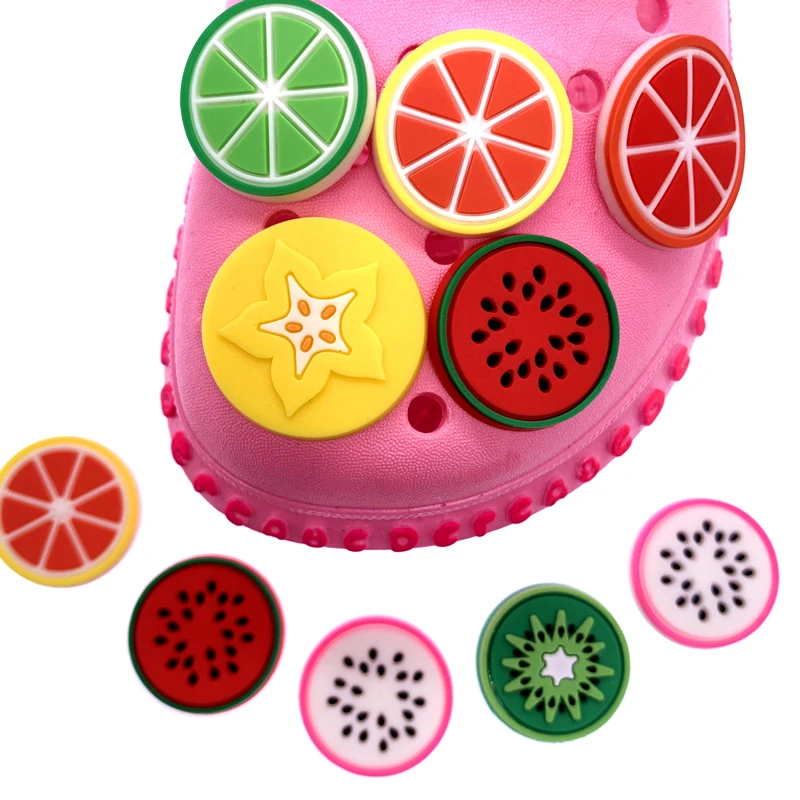 50 шт. оптовая продажа смешанных мультяшных фруктов иконы обуви талисманы ПВХ