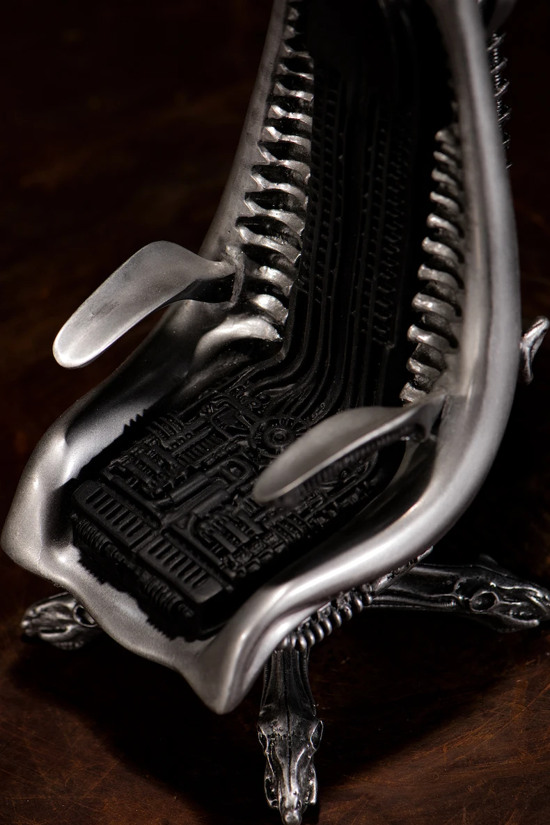 H. R. GigerHarkonnen Stuhl Skull Edition Fertig-Modell 1:6 model Cold cast aluminum Bars Decoration 40cm Sculpture