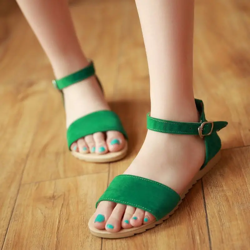 Женские сандалии на плоской подошве с открытым носком и пряжкой|Боссоножки