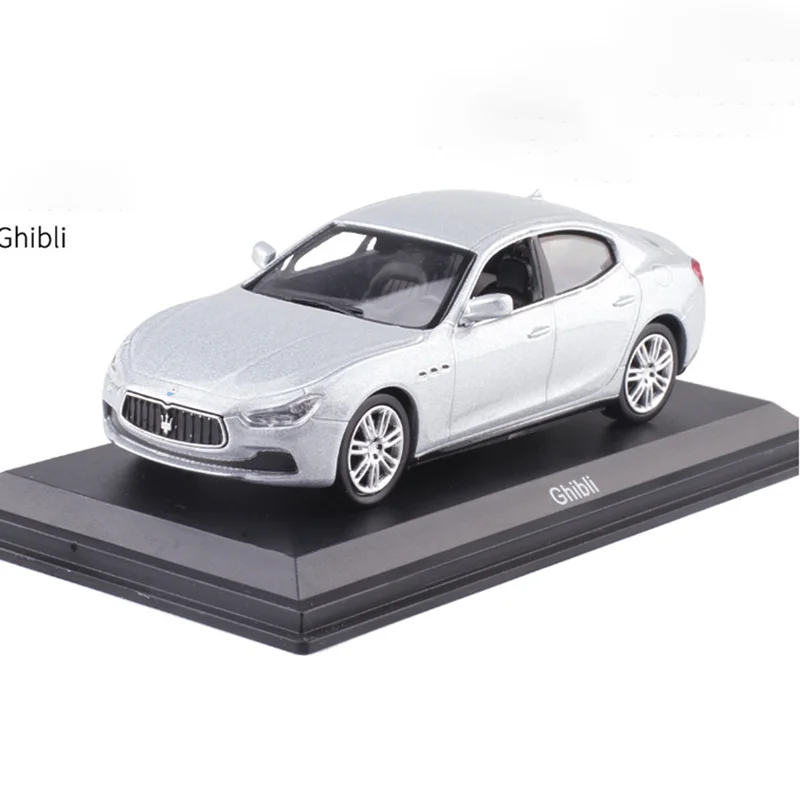Классическая модель автомобиля из металлического сплава в масштабе 1:43 красная
