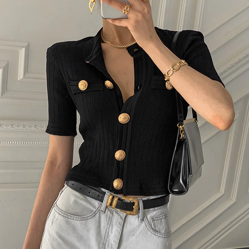 Футболка с коротким рукавом круглым вырезом и большими пуговицами | Женская