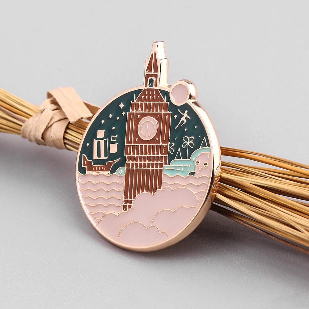 Английская эмалированная брошь с изображением часовой башни облаков в ночном