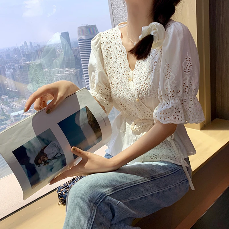 Блузка женская летняя кружевная с V-образным вырезом и расклешенными рукавами |