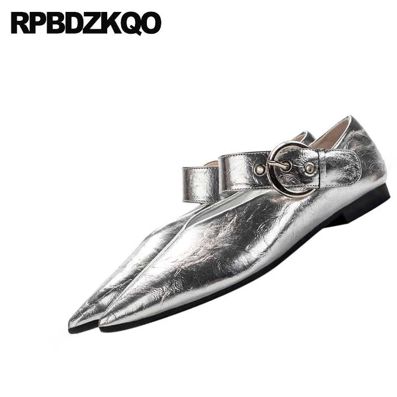 Женские туфли на плоской подошве серебристые дизайнерские с острым носком