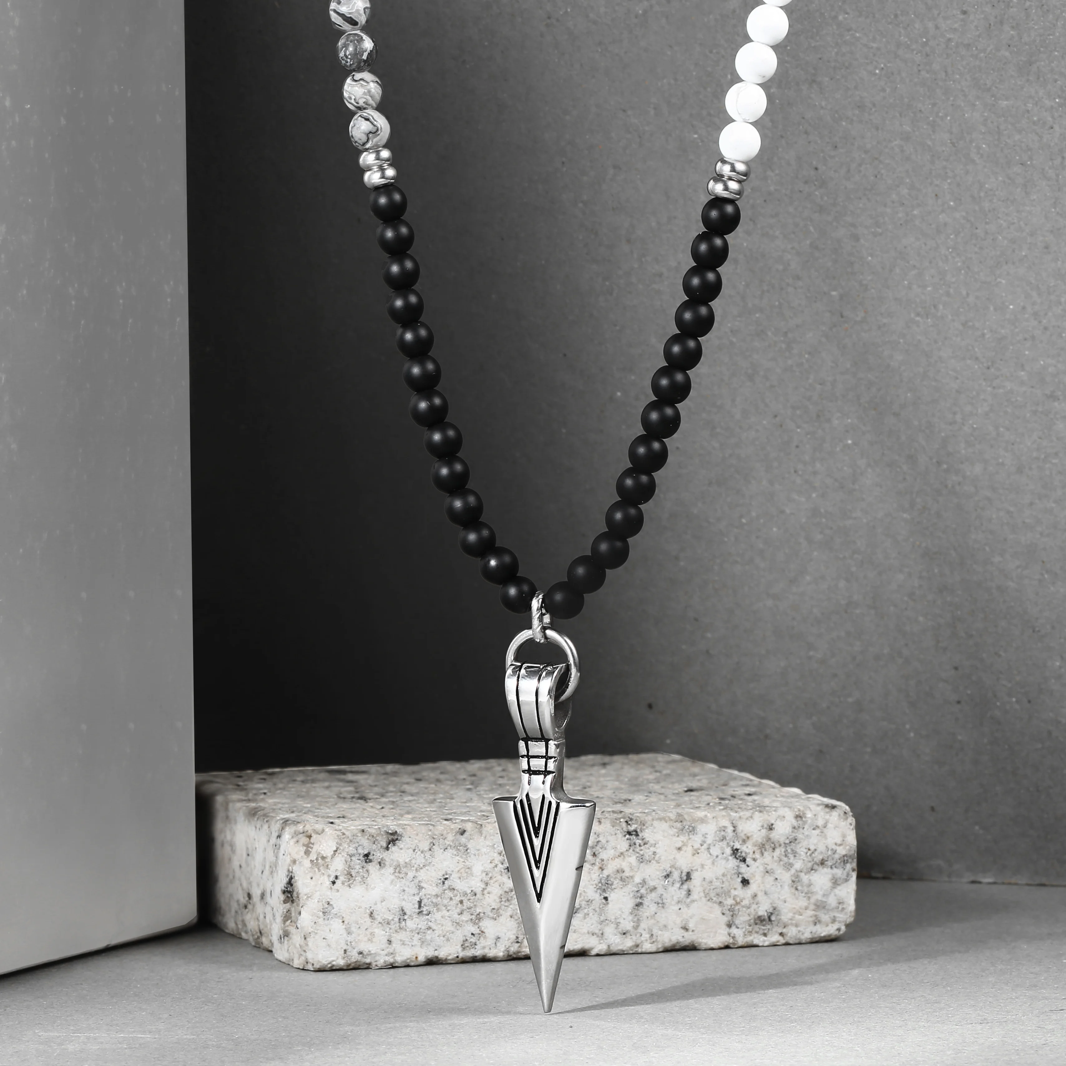 Уникальное мужское ожерелье из натурального бисера 6 мм длинное с камнем в форме