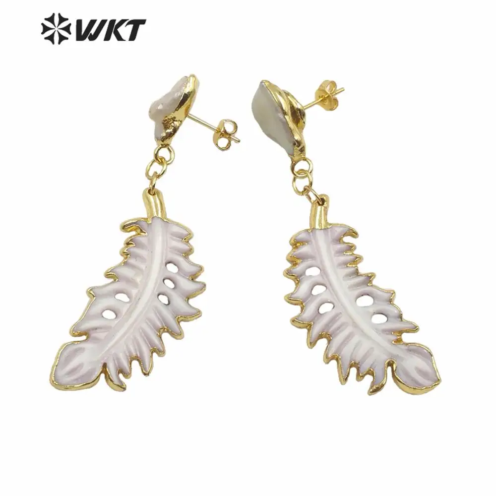 

WT-MPE037 Fashion Gold Electroplated Carved Shell Feather Shape Charming Dangle Pearl Leaf Design Women Party Earrings