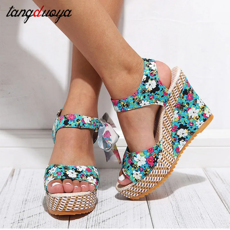 Женские летние женские сандалии на танкетке с цветочным принтом и бантом