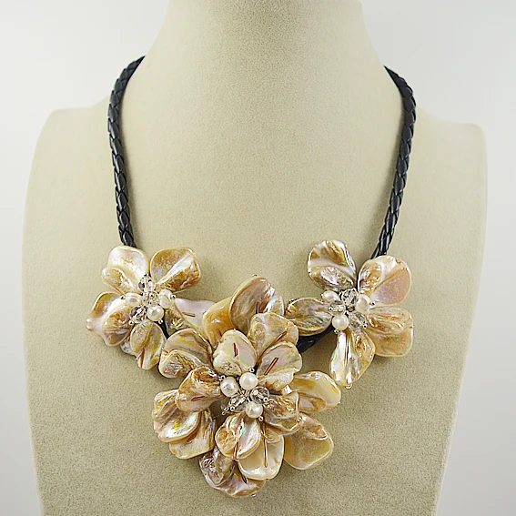 

Unique Design AA Real Pearl Shell Flower Necklace White Sea Shell Flower Handmade Black Leather Fine Jewelry Wedding Lady Gift