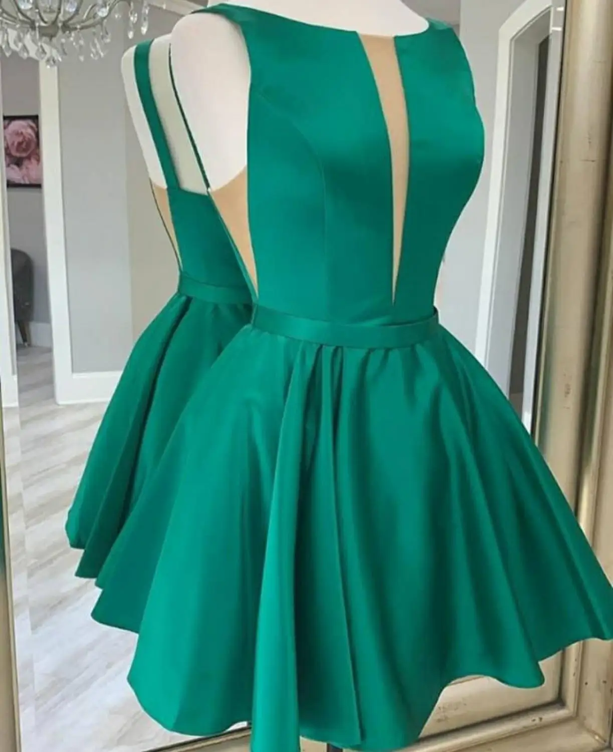 

VKBRIDAL Sexy A-Line Satin Short Prom Graduation Party Gowns Knee Length Zipper Green V-Neck Homecoming Dresses with Pockets
