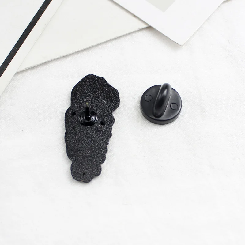 

Scream Skeleton Black Robe Ghost Brooch Enamel Pin Ghost Horror Death with Knife Gothic Badge Pin Halloween Gift Jewelry