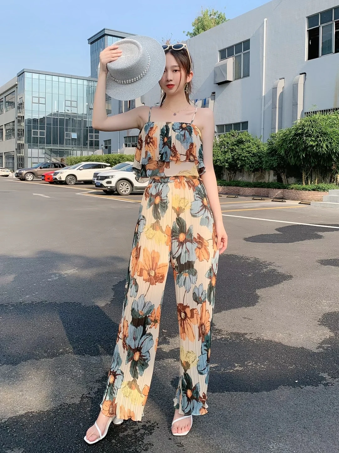 Женский топ на тонких бретельках с цветочным принтом и плиссированные