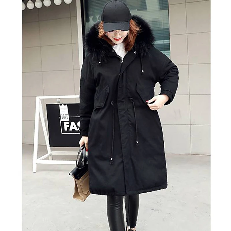 Женская куртка на белом утином пуху с капюшоном из натурального меха енота |