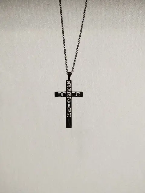 Крест и благодать. Благодать на благодать. Крест и благодать. Крест и благодать. Человек в капюшоне перед крестом.