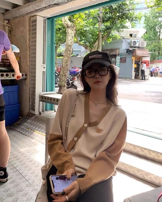 

Женский короткий вязаный кардиган с длинным рукавом