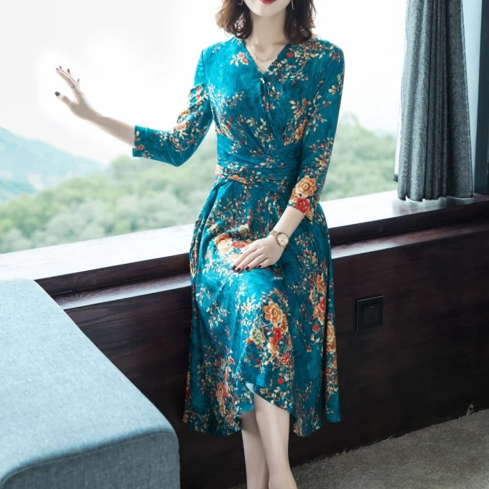 Женское трикотажное платье облегающее с V-образным вырезом присборенной талией